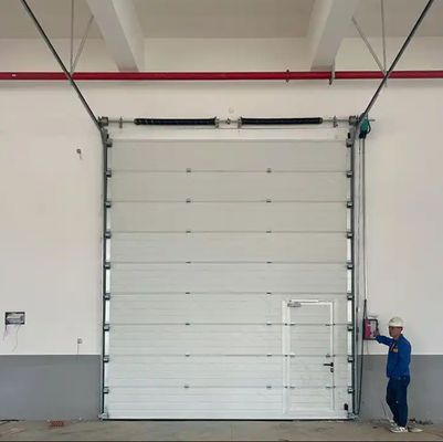 Puerta seccional blanca sellada por el tiempo con cerradura de seguridad