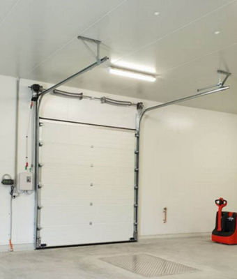 Las puertas seccionales de los gastos comerciales aislaron el garaje automático del metal vertical eléctrico