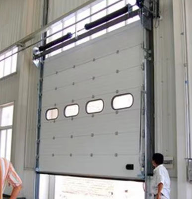 Puerta seccional con espuma blanca resistente al viento Operación automática / manual Margen de seguridad de la fotocélula sección superior Garaje